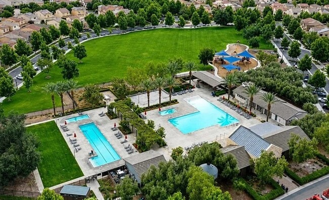 Assoc pool/spa - 3210 E Yountville Dr