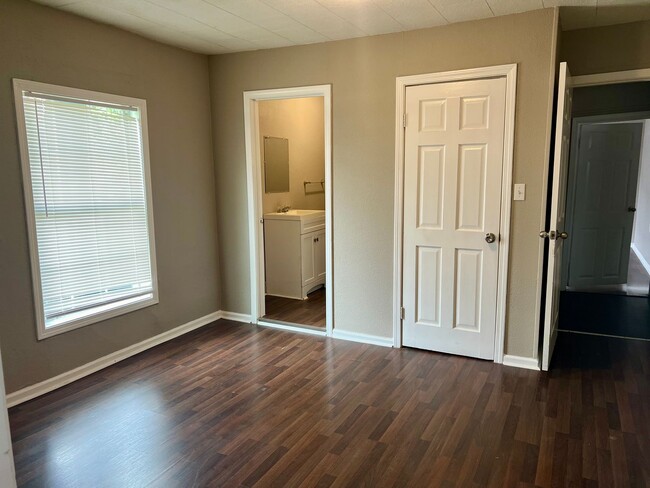 Building Photo - West End Home FOR RENT!