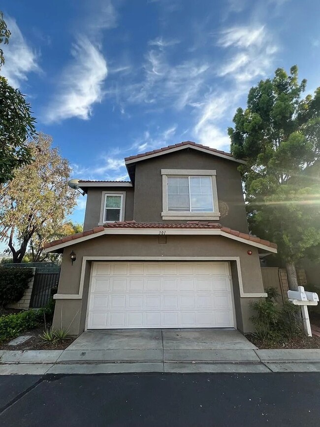 Building Photo - 301 N Navarette Pl