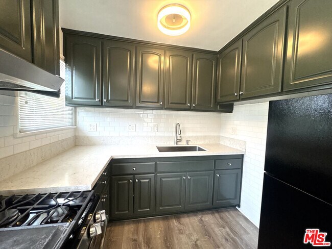 Foto del edificio - 5153 Overland Ave