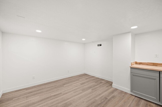 Foto del edificio - 2624 W Eighth Ave
