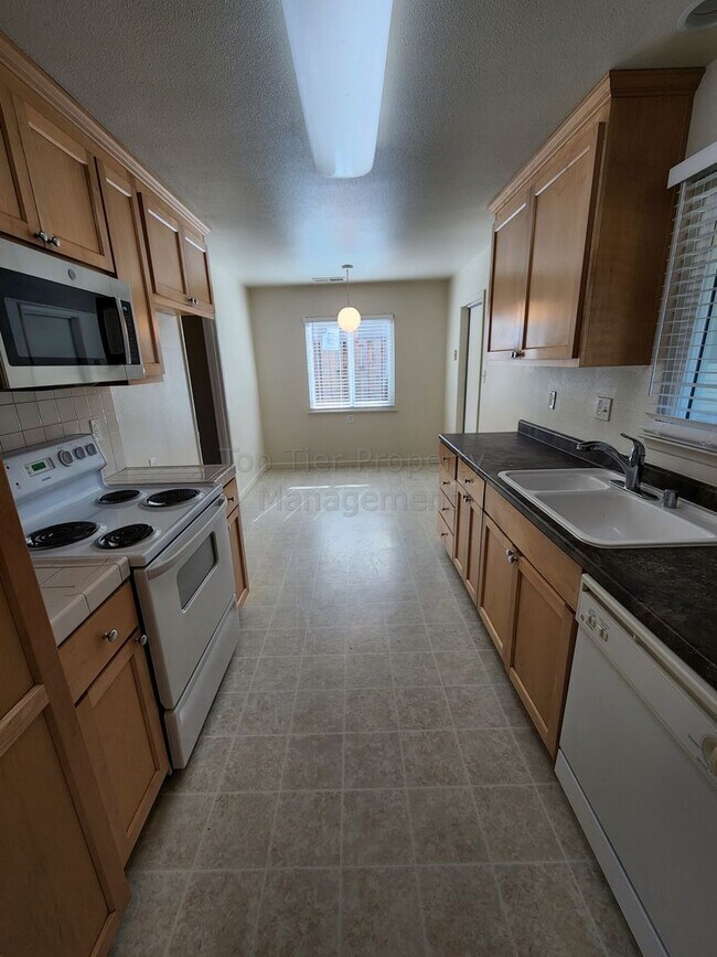 Building Photo - Very nice single-story, Ranch-style 4 Bd/2...