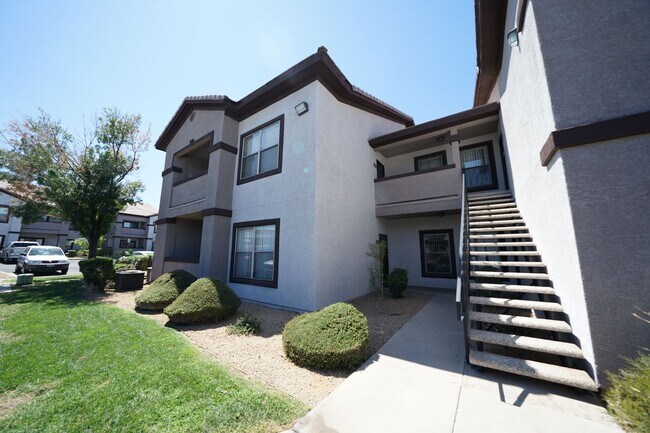Building Photo - SHOWINGS AVAILABLE NOW