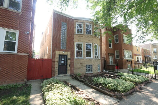 Foto del edificio - 2839 N Austin Ave