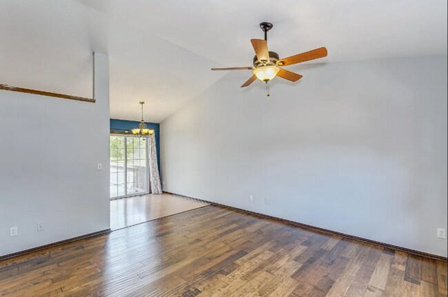 Building Photo - Well maintained 3 bedroom, 3 bath home clo...