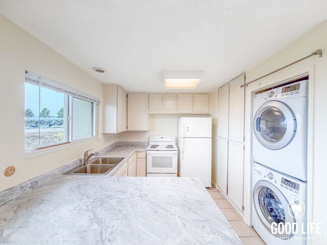 Foto del edificio - 2BD/1BA Condo in Clairemont with Balcony, In-Unit Laundry & Reserved Parking