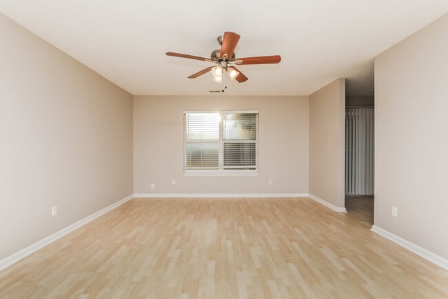 Foto del edificio - 5102 Emmert Dr