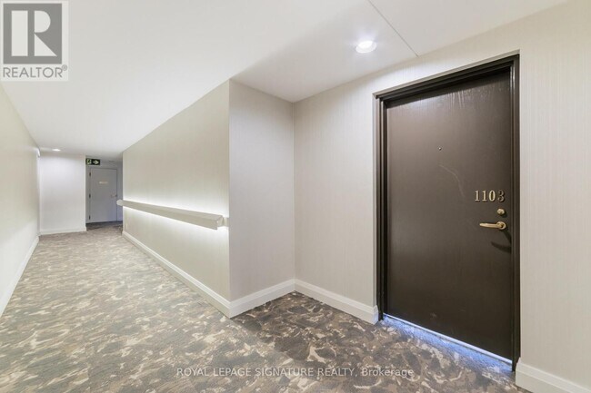 Photo du bâtiment - 100 Lakeshore Rd E