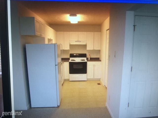 Building Photo - 2 br, 1 bath Townhome - 418-420 Westbridge...
