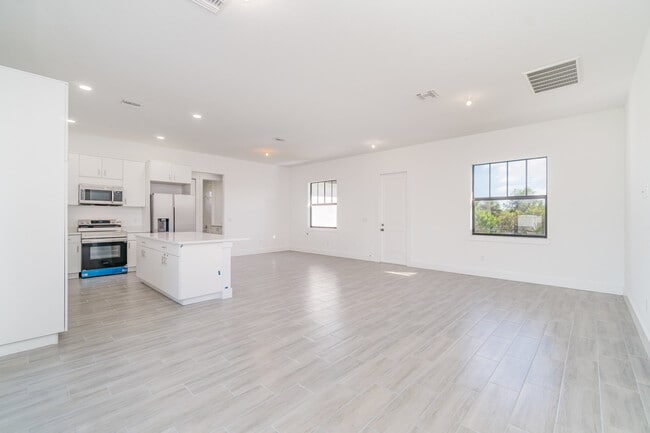 Building Photo - 15633 Lakeland Cir