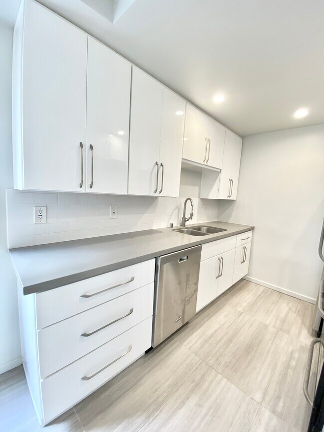 Kitchen - 517 Pier Ave