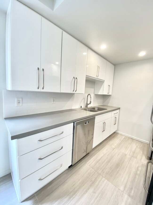 Kitchen - 517 Pier Ave
