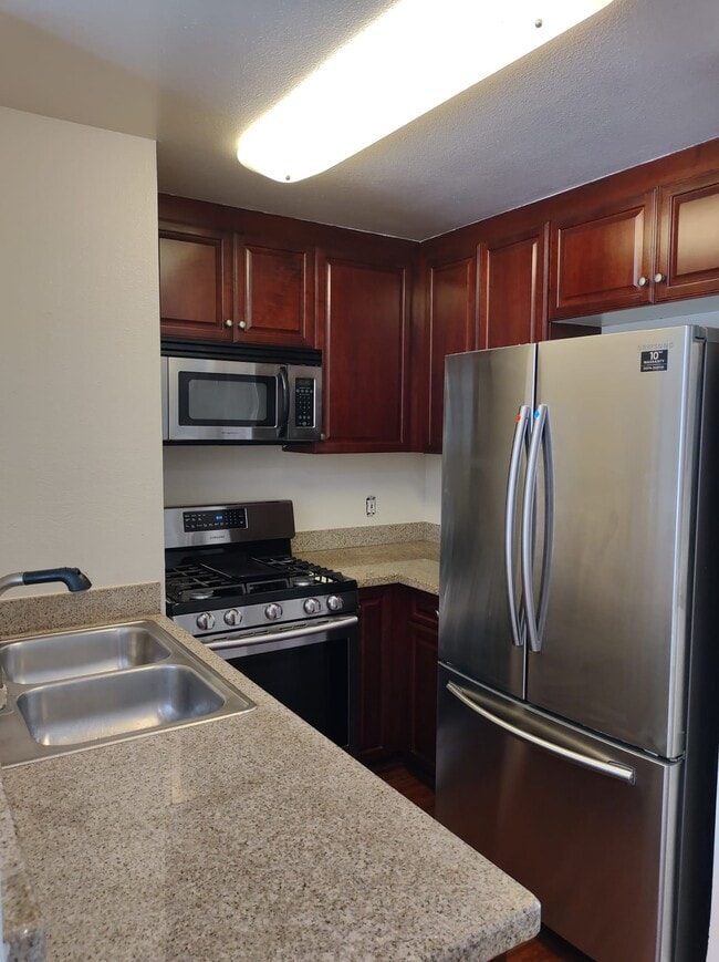 Kitchen - 5500 Owensmouth Ave