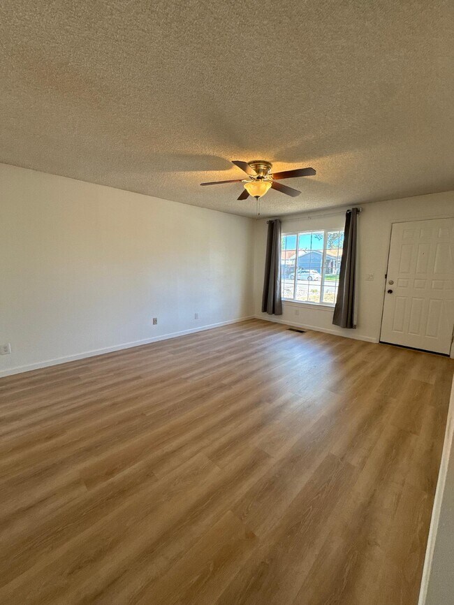 Sala de estar - 1818 Fieldcrest Dr