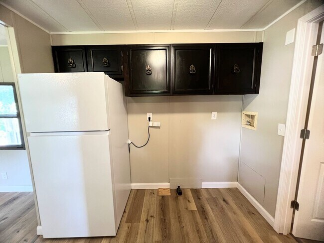 Building Photo - Newly Renovated Trailer