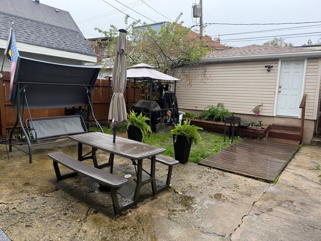 Shared backyard - 2532 W Haddon Ave