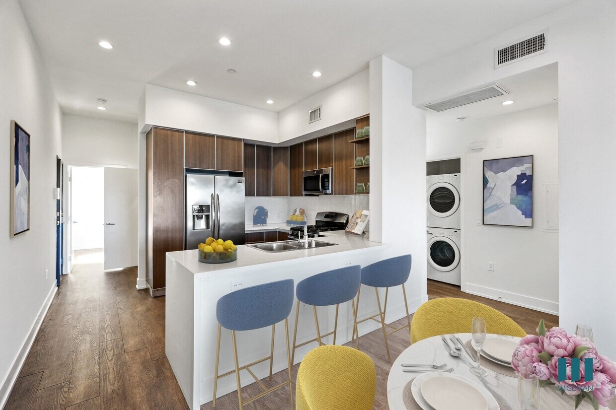 Cocina de concepto abierto con barra de encimera - Cole Grove by Wiseman