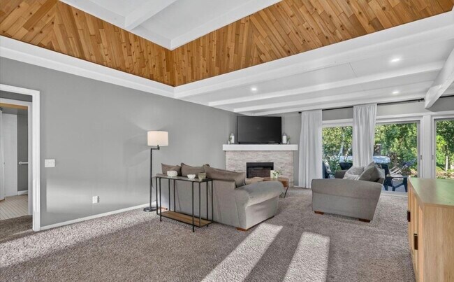 Building Photo - 2027 Island Dr