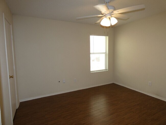 Foto del edificio - 6920 Meadow Way Ln