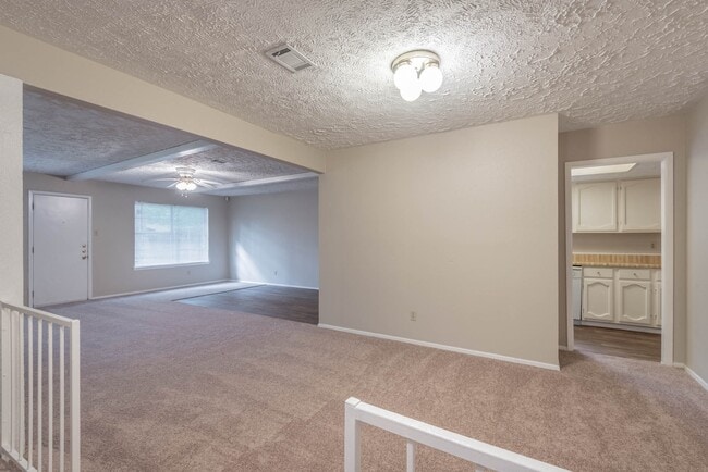 Foto del edificio - 6015 Knotty Post Ln