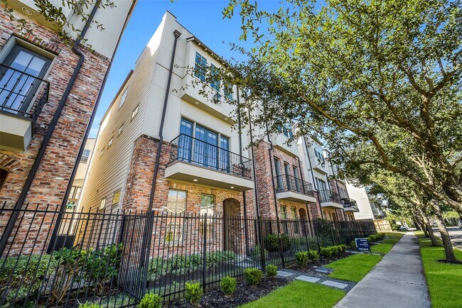 Building Photo - 1618 Rosewood St