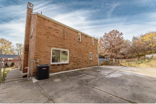 Building Photo - 3203 Hebron Dr