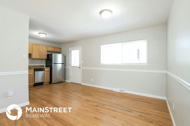 Building Photo - 165 Iris St