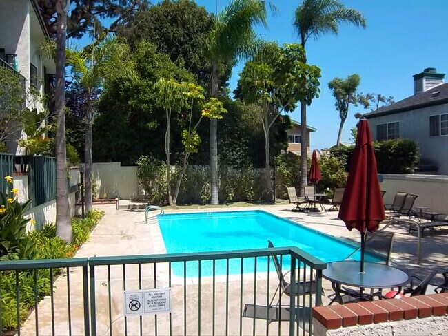Building Photo - Fabulous Top Floor Sunny Condo Overlooking...