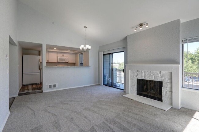 Building Photo - Recently Updated, Spacious 3 Bedroom Locat...