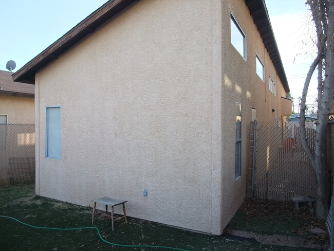 parte trasera - 419 S Tonopah Dr