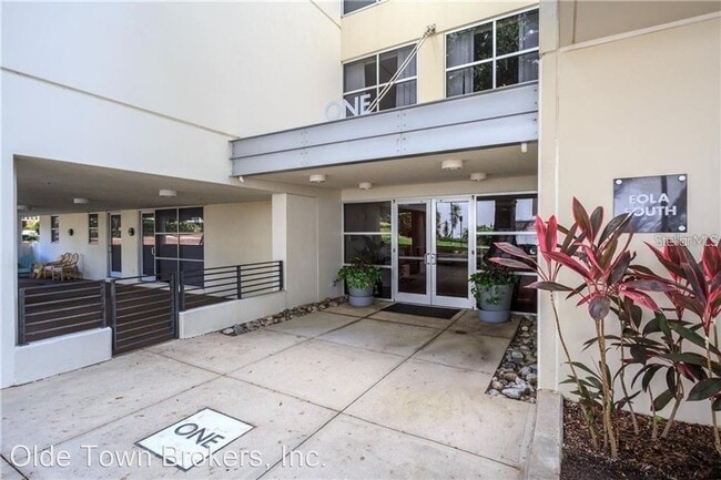 Building Photo - 2 br, 2 bath House - 1 S Eola Dr. #18