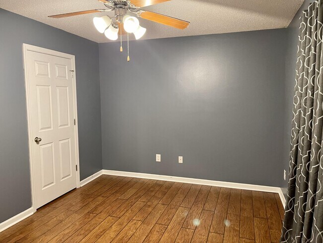 Building Photo - 1121 Meadow Creek Ln