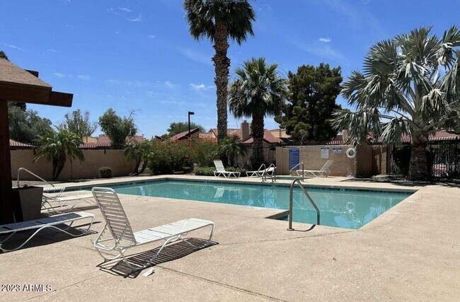 Building Photo - 909 S Siesta Ln