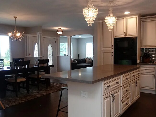 Foto del edificio - 940 W Muirlands Dr