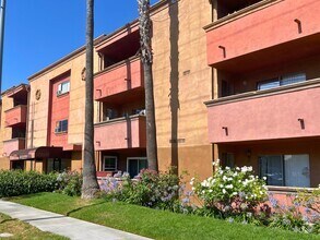 Building Photo - 7817 Reseda Blvd