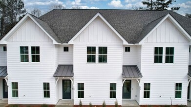 Building Photo - 630 Village Dr