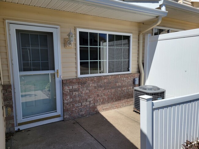 Building Photo - Middle Unit Townhouse
