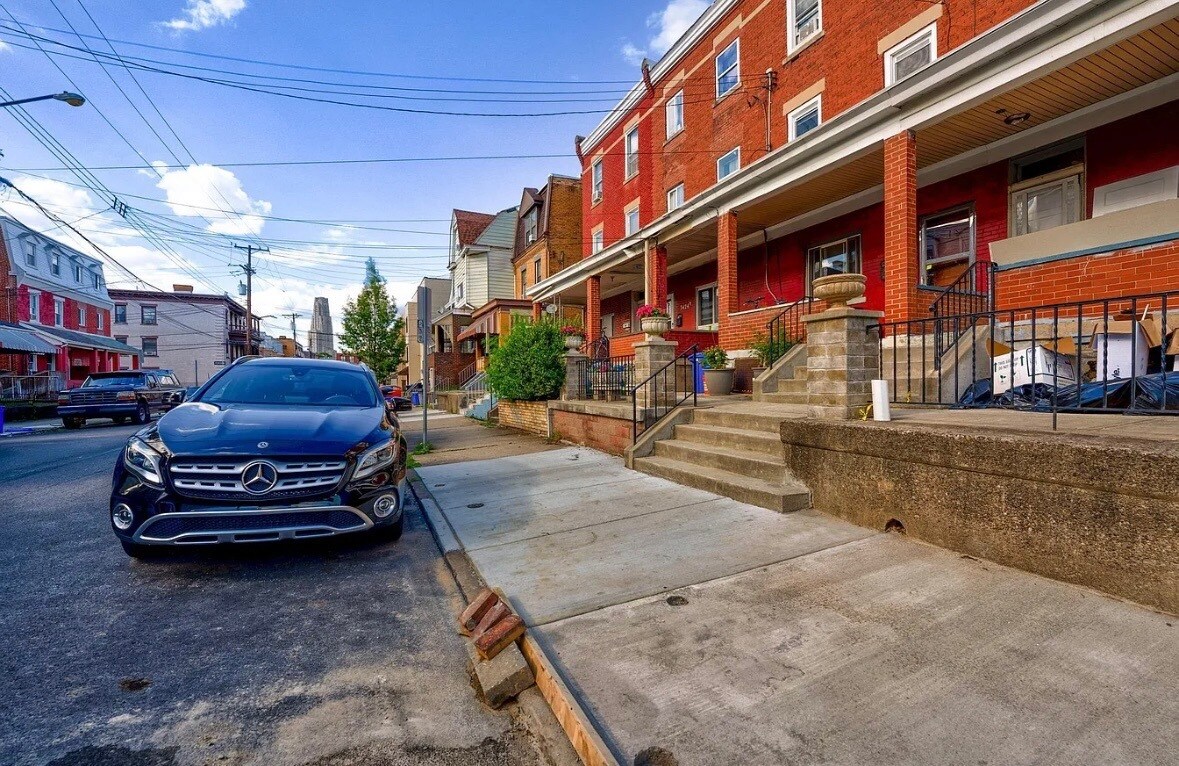 Primary Photo - 3422 Ward St