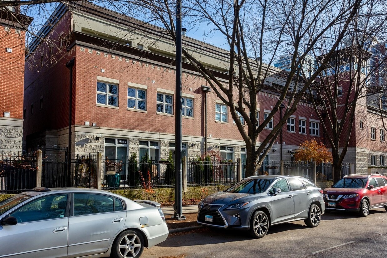 Primary Photo - 1521 S Indiana Ave