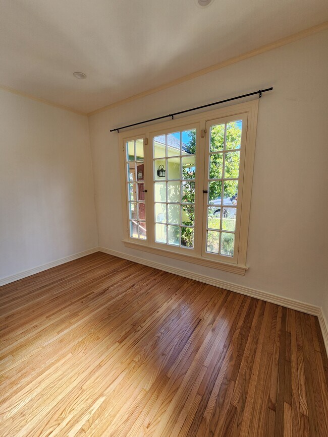 Building Photo - 2115 Overland Ave