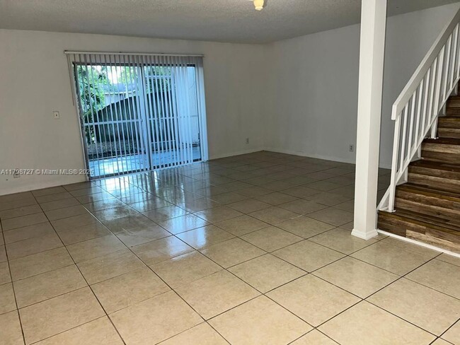 Foto del edificio - 7903 SW 8th St