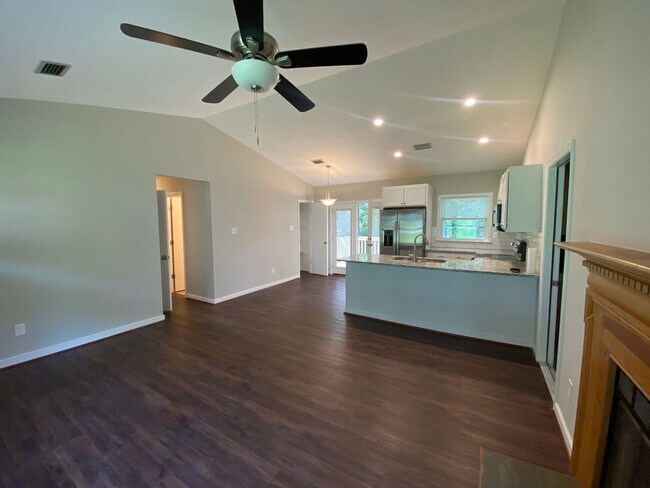 Foto del edificio - Updated 3 Bedroom 2 Bathroom Home in N. Ch...