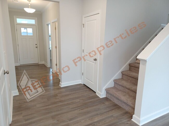 Foto del edificio - Lovely 4 Bedroom, 3 Bath Single-Family Home w/1st FL Guest Suite & 2 Car Garage in Sierra Heights...