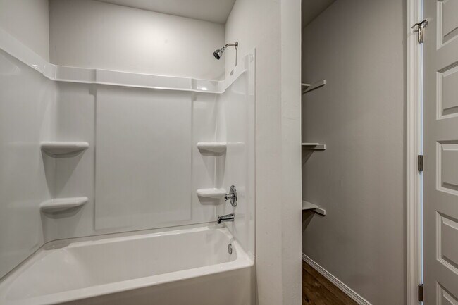 Foto del edificio - 4 Bedroom NEW Construction!!! Large Lot
