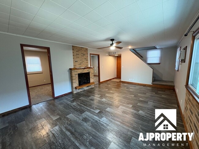 Building Photo - 213 W 39th St