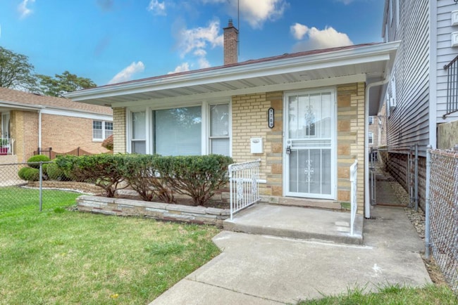 Building Photo - 9209 S Clyde Ave