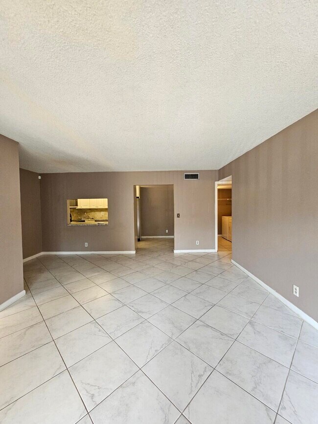 Foto del edificio - 724 Sunny Pine Way