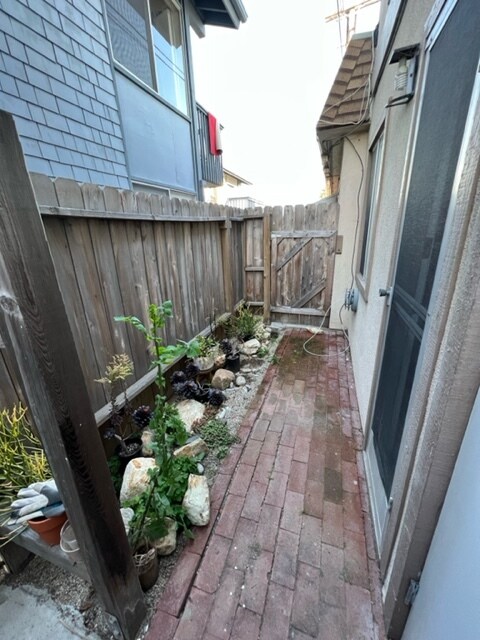 Patio lateral privado - 253 W Canada