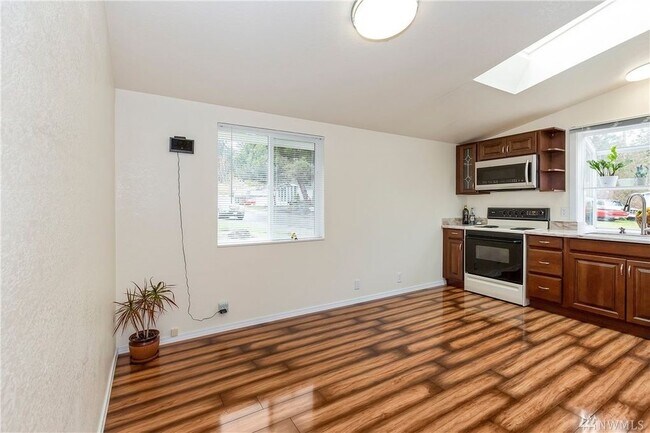 Building Photo - 2067 Victoria Ave