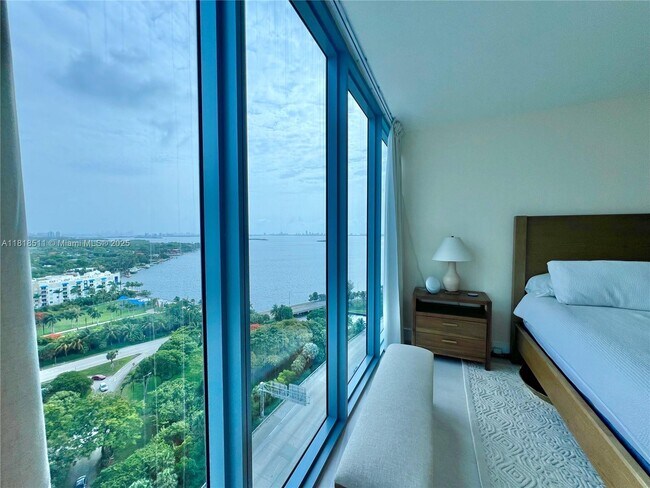 Foto del edificio - 601 NE 36th St